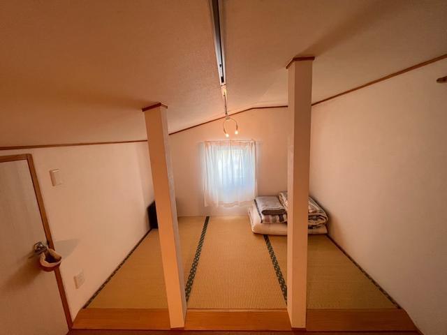 Room7は畳スペースのある1名様向けのお部屋です。屋根裏部屋のユニークな造りです。Room 7 is a room for one person with a tatami space. It is a unique attic room.