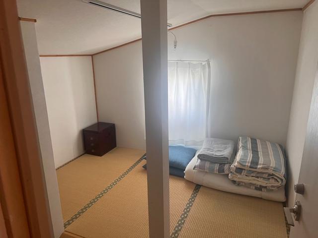 Room7は畳スペースのある1名様向けのお部屋です。屋根裏部屋のユニークな造りです。Room 7 is a room for one person with a tatami space. It is a unique attic room.