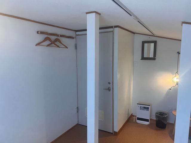 Room7は畳スペースのある1名様向けのお部屋です。屋根裏部屋のユニークな造りです。Room 7 is a room for one person with a tatami space. It is a unique attic room.