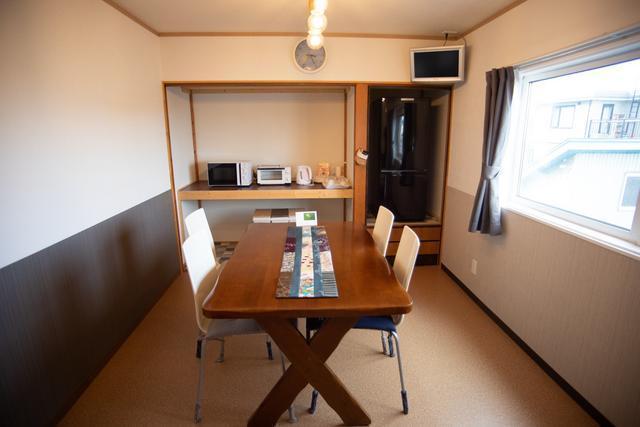 共有スペースのラウンジにはご自由にご利用いただける電子レンジ、トースター、ケトル、冷蔵庫があります。Lounge space with microwave, toaster, kettle and fridge for your comfortable stay.