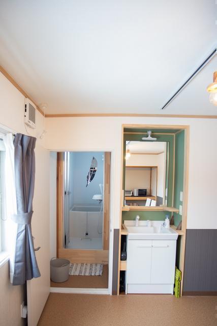 共有のバスルームと洗面台です。New shared bathroom.