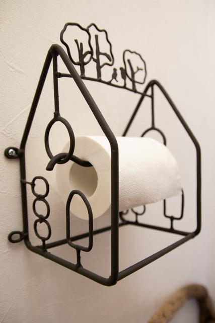 かわいらしい手作りのアイアン小物がいたるところにあります。Cute unique hand made iron holders.