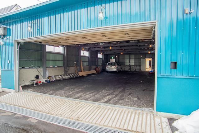 大型ガレージがありますので、冬季も車で快適にご利用いただけます。We have a large garage for the convenience of travelers with cars during snow season.