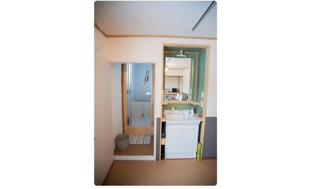 共有のバスルームと洗面台です。New shared bathroom.