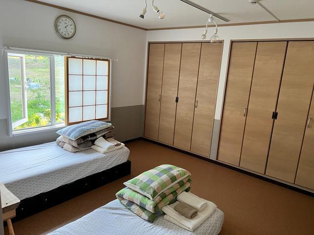 Room4はシングルベッドが2台あります。窓からは自然が楽しめます。Room 4 has two single beds. You can enjoy nature from the window.