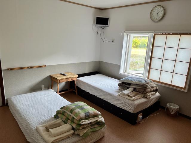 Room4はシングルベッドが2台あります。窓からは自然が楽しめます。Room 4 has two single beds. You can enjoy nature from the window.