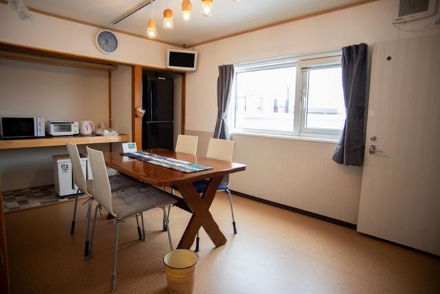 共用のラウンジがあります。冷蔵庫、電子レンジ、トースター、アメニティがあります。There is a shared lounge equipped with a refrigerator, microwave, toaster and amenities.