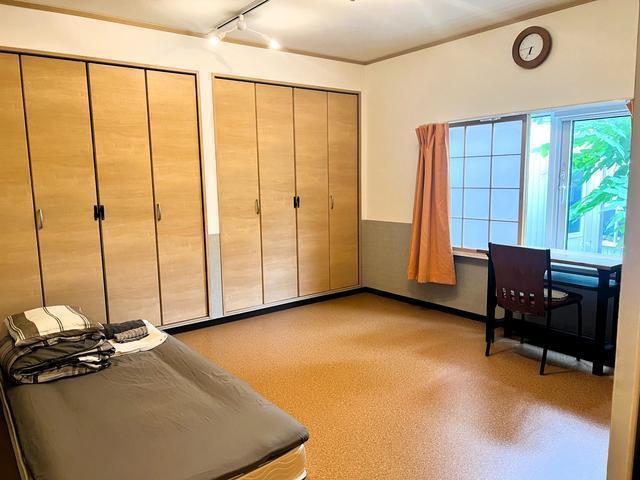 一階にあるシングルマットレスのお部屋です。窓に面してワークテーブルがあり、静かにお過ごしいただけます。Room 6 is a single mattress room on the first floor. There is a work table facing the window, so you can relax quietly.