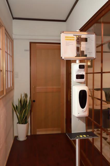 検温手指消毒器(玄関中)