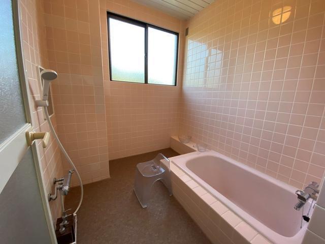 お風呂は共用となります。2部屋ございます。