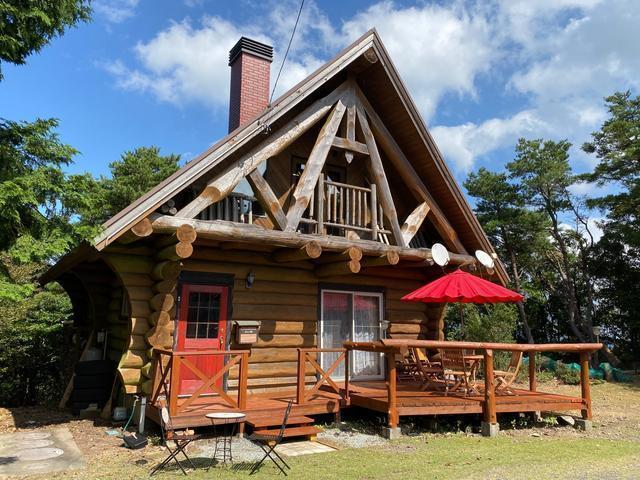 山頂森林に建つログハウス