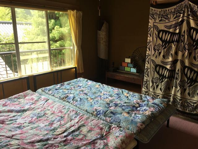 部屋① ベッド2台あり。