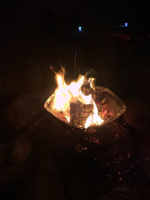 満天の星の下、焚き火も楽しめます。