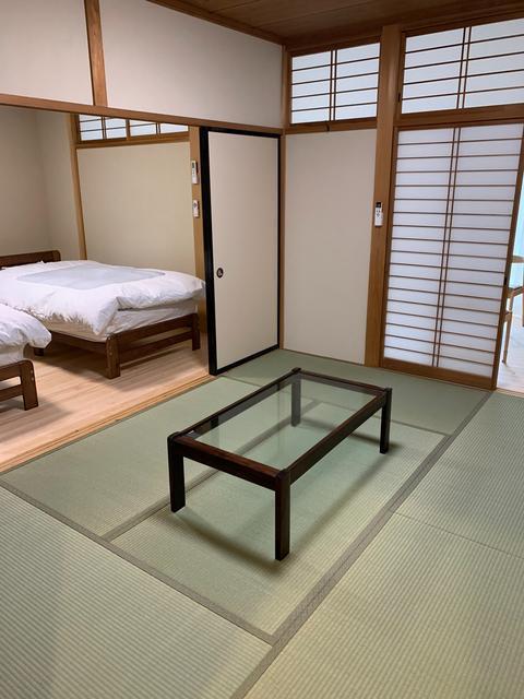 寝室1の隣の和室。冬季はこたつ有。大人数の時は、ここにも布団を敷けます。