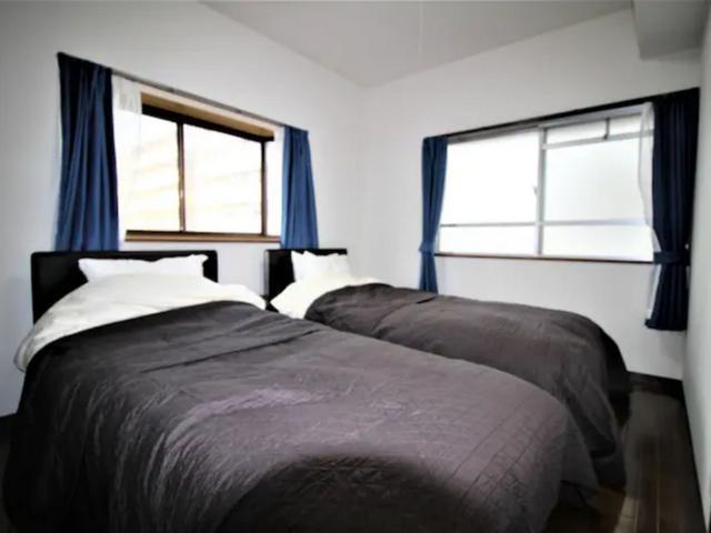 洋室にはベッドを2台設置しています。