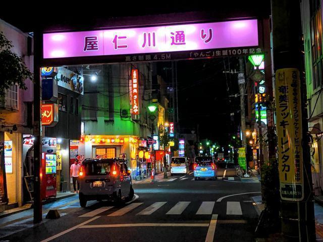 屋仁川通りに徒歩で行き来できます。