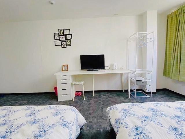 室内：デスク、椅子、TV、ハンガー