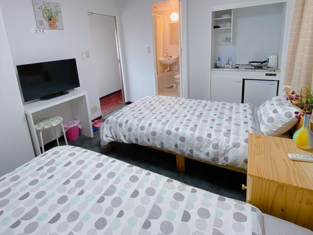 室内 キッチン：電熱器、冷蔵庫、シンク、コップ、お茶碗、まな板、お皿、食器洗い洗剤、電気ポット TV、椅子