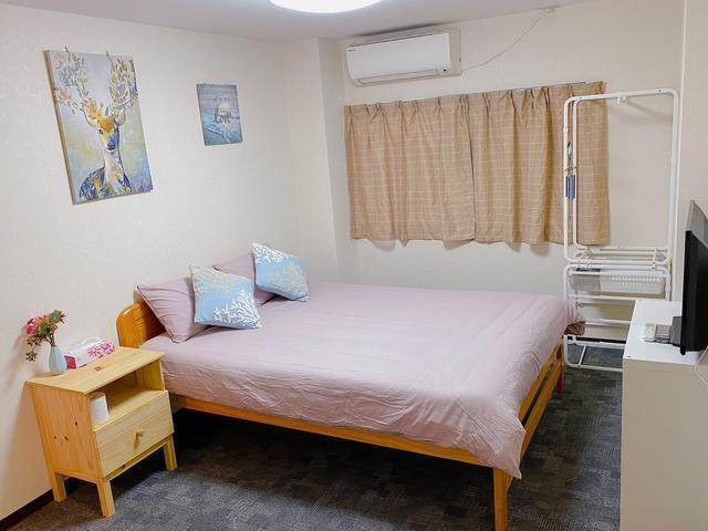 1つめのお部屋　ベッドはダブルサイズ1台　縦195ｃｍ　横140ｃｍ　高さ16ｃｍ