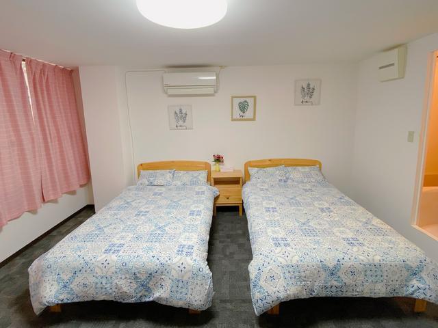 セミダブルベッドが2台あります。 縦195cm、横120cm、高さ16cm