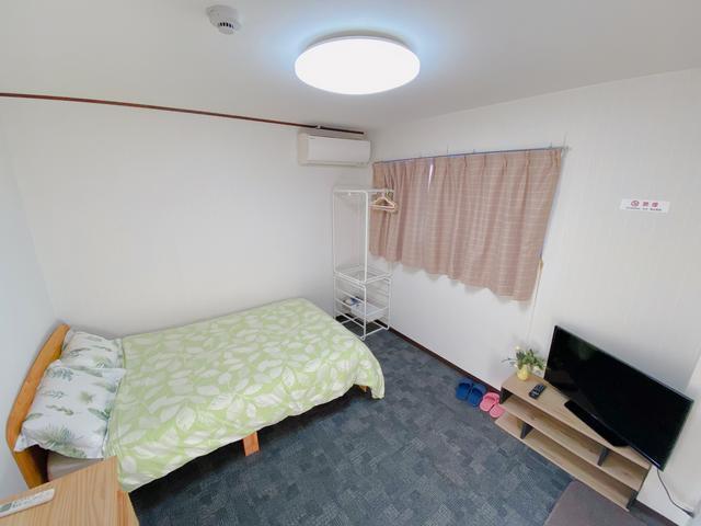 室内、 セミダブルベッド（タテ195cm、ヨコ120cm、 高さ16cm） ＴＶ（３２インチ）