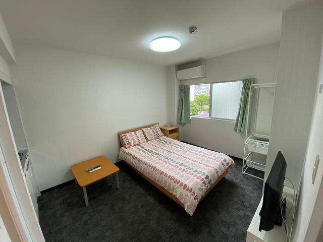 室内、ベッド、TV、ハンガー、洋服掛け