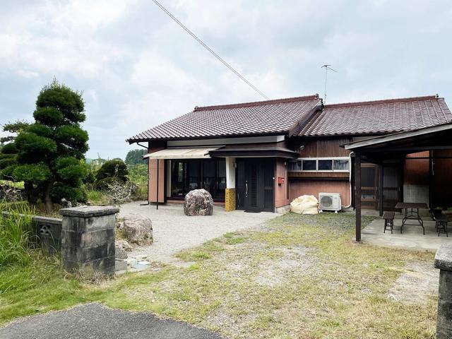 正面から見たところ。玄関右と、写真右に切れているところに2台駐車可。