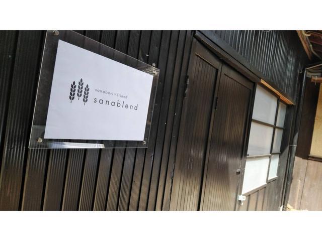 施設入口看板（Facility entrance sign）