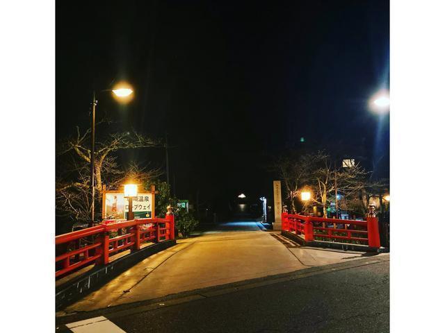 店舗正面には温泉寺へ続く薬師橋があります。