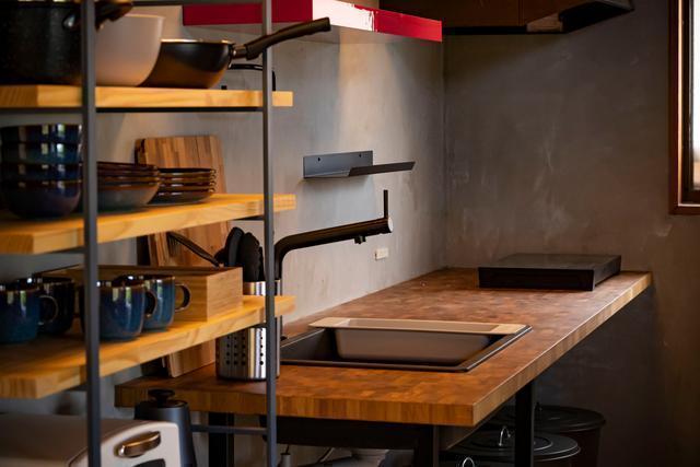 調理器具・食器類完備のキッチン