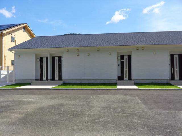 広いエントランスお車でお越しの際はお部屋前の駐車スペースをご利用下さい。