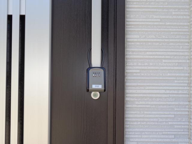 基本非対面となりますので玄関扉に付属のキーBOXの中に入っている鍵を使用下さい。