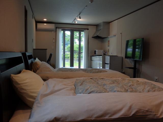 セミダブルべットでライトとコンセントが装備されています。