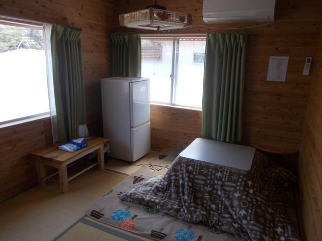 部屋の内部。冷蔵庫とポット付き。