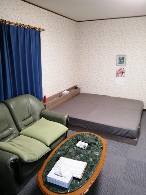 広々としたキングベッド。