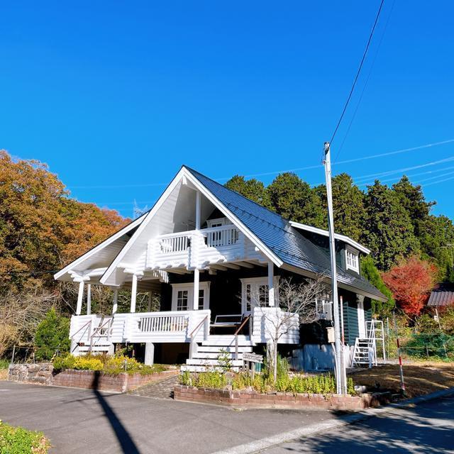 白いログハウスが目印です。