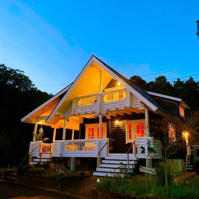 ライトアップされたログハウスは幻想的です。