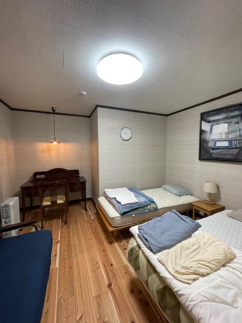 洋室８畳　ソファー　机有り