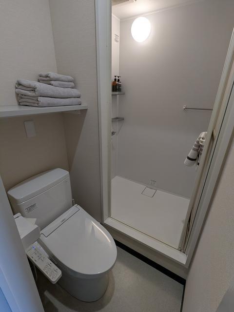 部屋専用のトイレ、シャワーブース付き