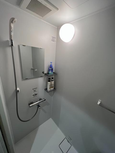 各部屋に専用シャワーブース付き