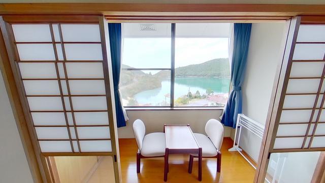 広縁からは、おしどりの池を一望できます。