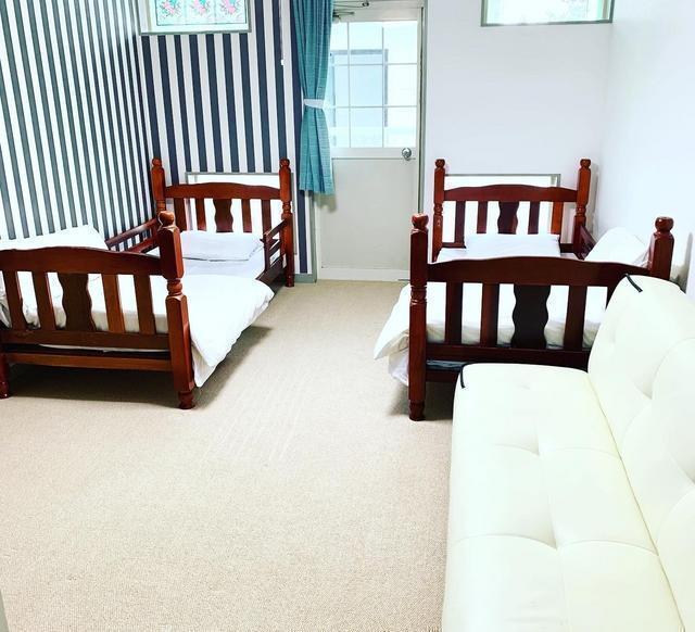 客室ベッド(お部屋によって壁紙等の模様が異なる場合があります)