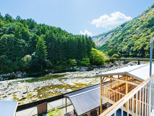 2階のベランダから見える「滝の拝」