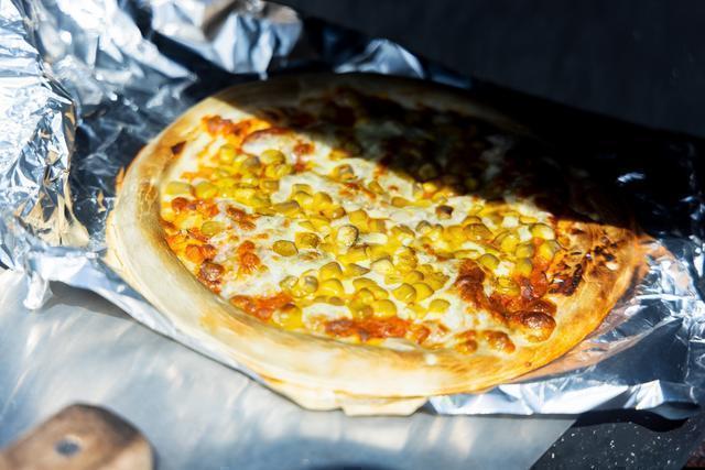 ピザ窯で焼いたツナコーンピザ
