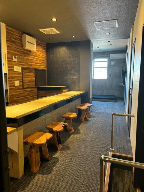 部屋の中央部にカウンターがあり、両サイドに寝具があります。