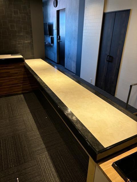 部屋の中央にカウンターがあり、お食事や作業時に便利です！