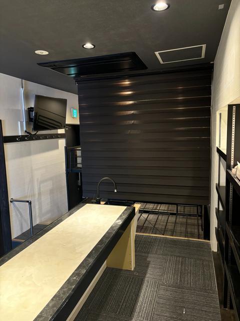 独立したセミダブルのベッドは専用の入口から見て奥側にあり、共用スペースにつながるドアがちあくにあります。