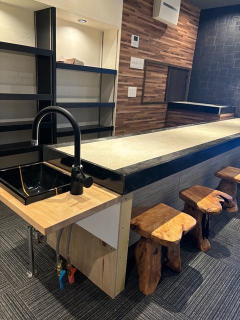 カウンターの端に手洗いのスペースがあります。