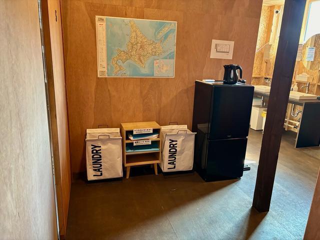 使い捨てのシーツ置き場&共用の冷蔵庫や掃除機です。