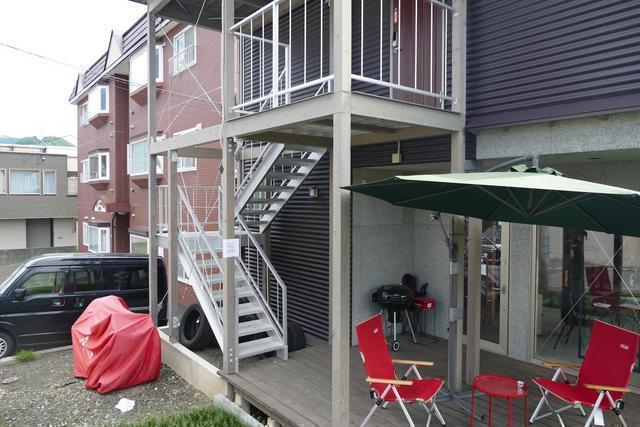 カフェ兼フロントの奥側の階段から宿泊棟に上がります。